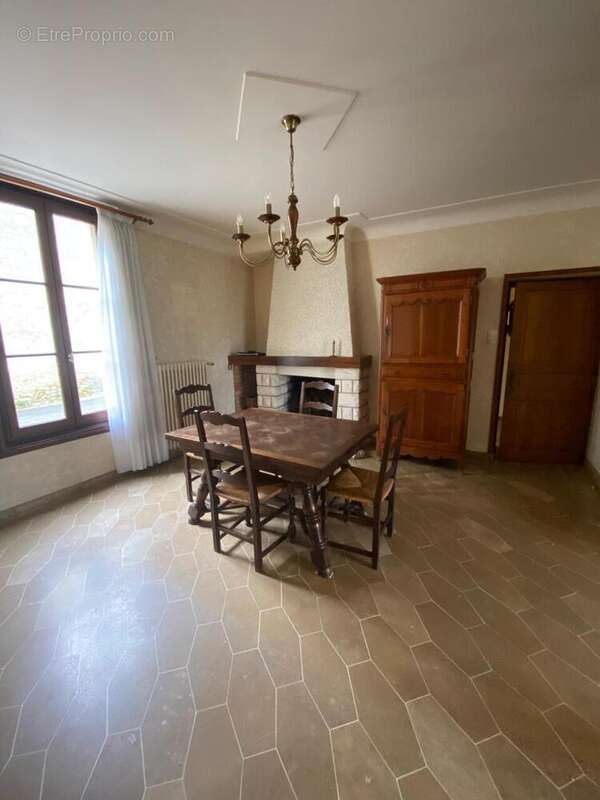 Maison à LE PUY-NOTRE-DAME