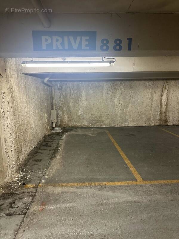 Parking à PARIS-9E