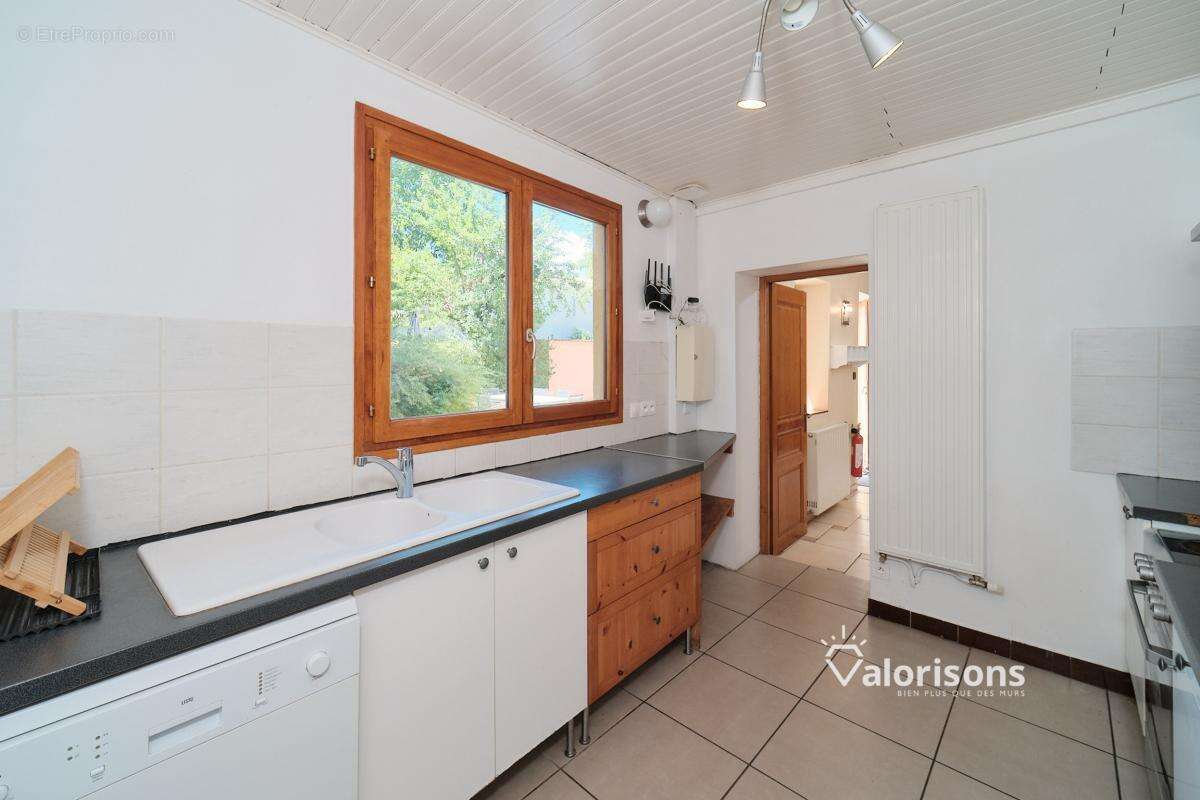Maison 100 m² à Jons  - photo 9