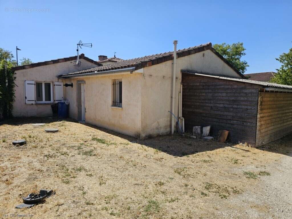 Pavillon de 3 Chambres avec Garage - 8km de Ruffec - photo 3