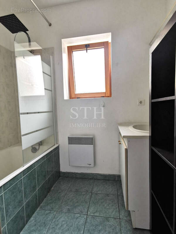 Salle de bains avec rangement - Appartement à PARIS-15E