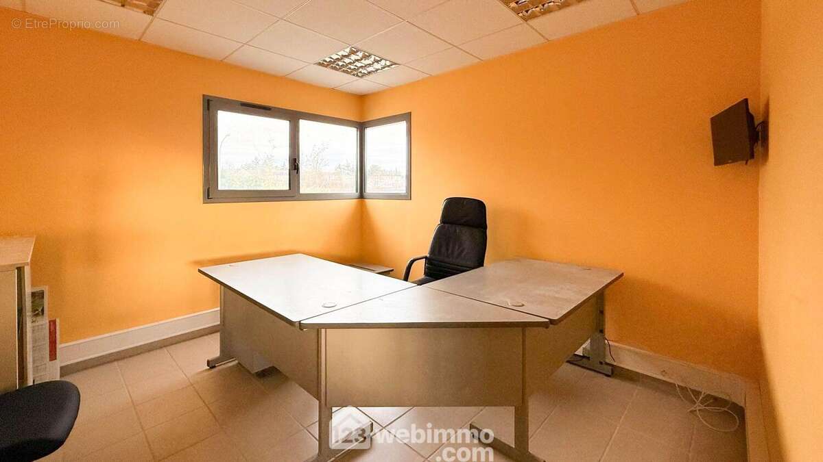 ... deux bureaux, un espace archives et un WC. - Commerce à BAUGE