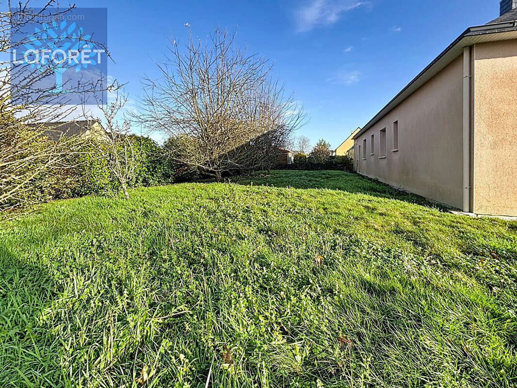 Maison à CHATEAUNEUF-DU-FAOU