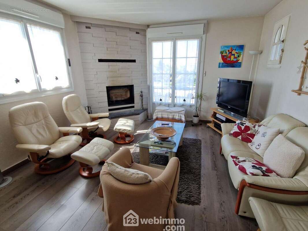 Salon avec insert récent - Maison à LA ROCHE-SUR-YON