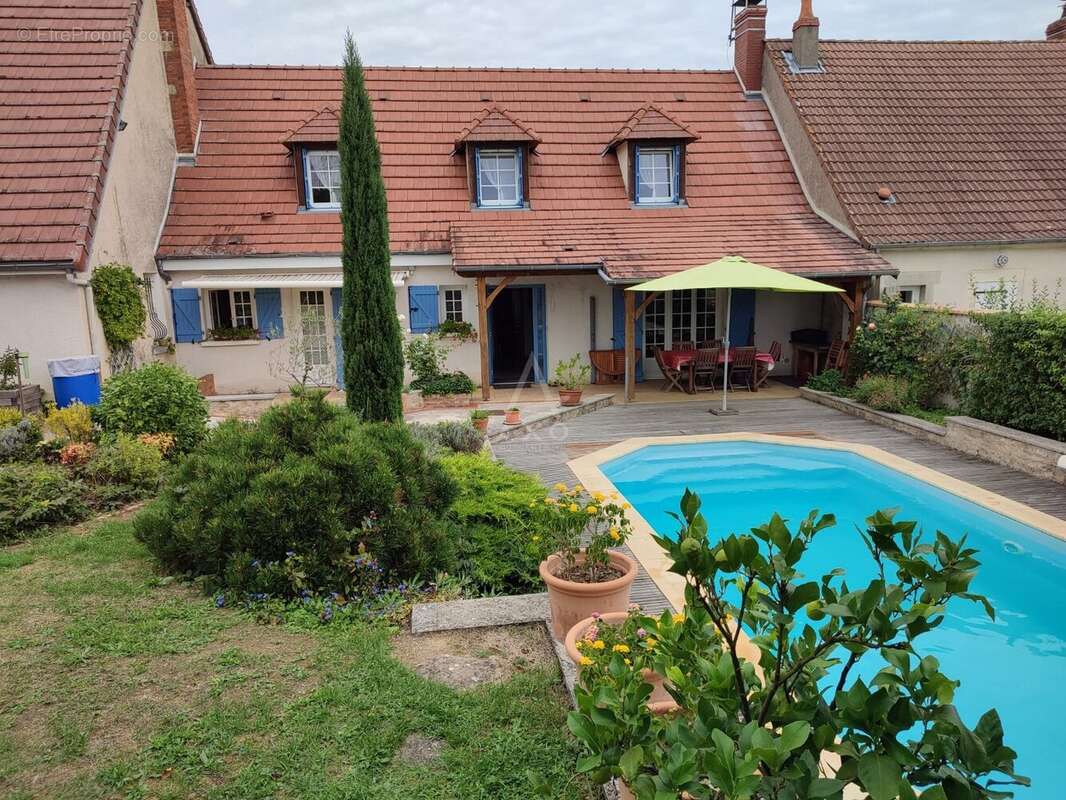 Rare sur le marché, cette belle longère de caractère de 168 m2 habitables, implatntée sur un beau terrain de 1126 m2 avec piscin - photo 4