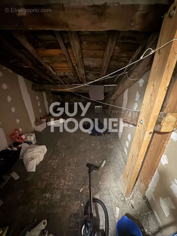 studio dernier étage ascenseur , de 24 m2 au sol -cave -grenier- possible Airbnb - photo 12