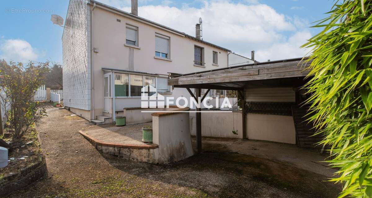 Maison à SAINT-JEAN-DE-LA-RUELLE