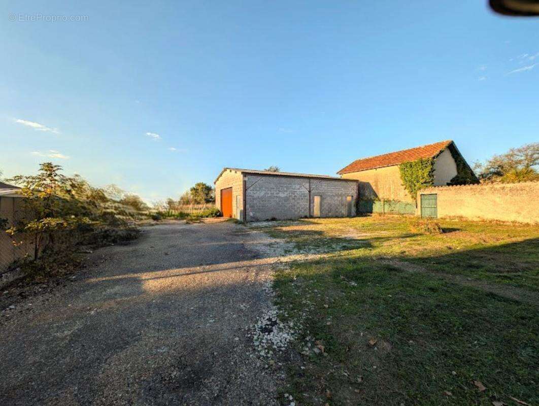 Maison à LES ARTIGUES-DE-LUSSAC