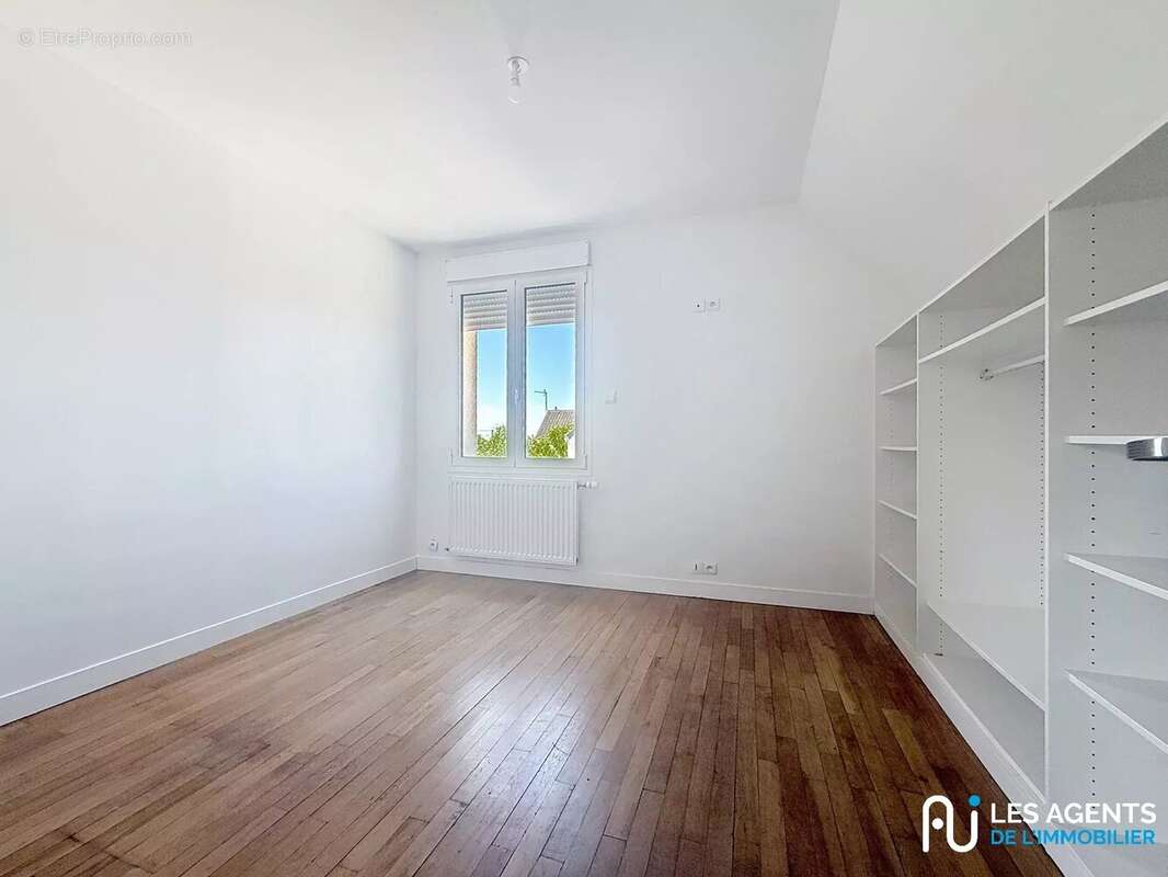 Maison 103 m² à Saint-Jean-De-La-Ruelle  - photo 7