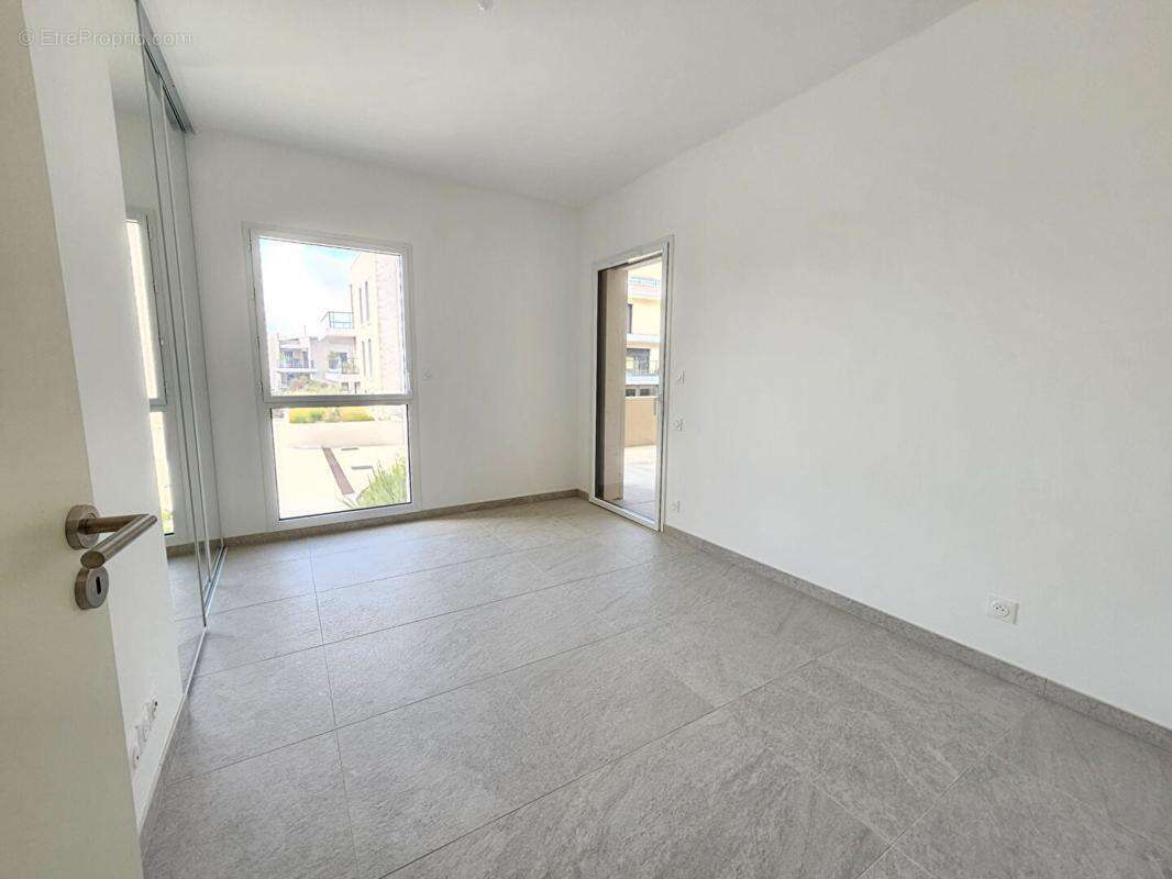 Grand appartement t3 avec terrasse et vue port a vendre a saint-mandrier / pin rolland - photo 5