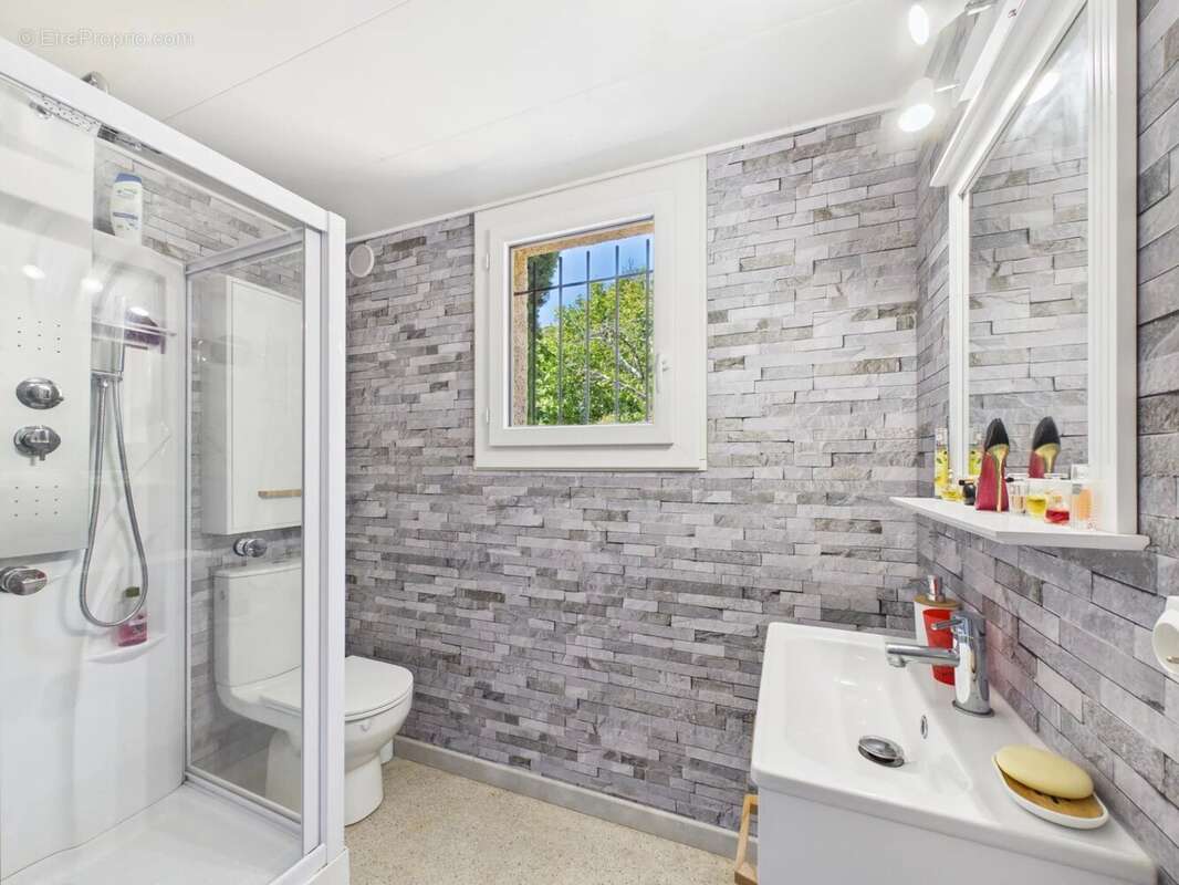 Propriété familiale composée de 2 logements – Terrain – Piscine – Tourrette-Levens - photo 17