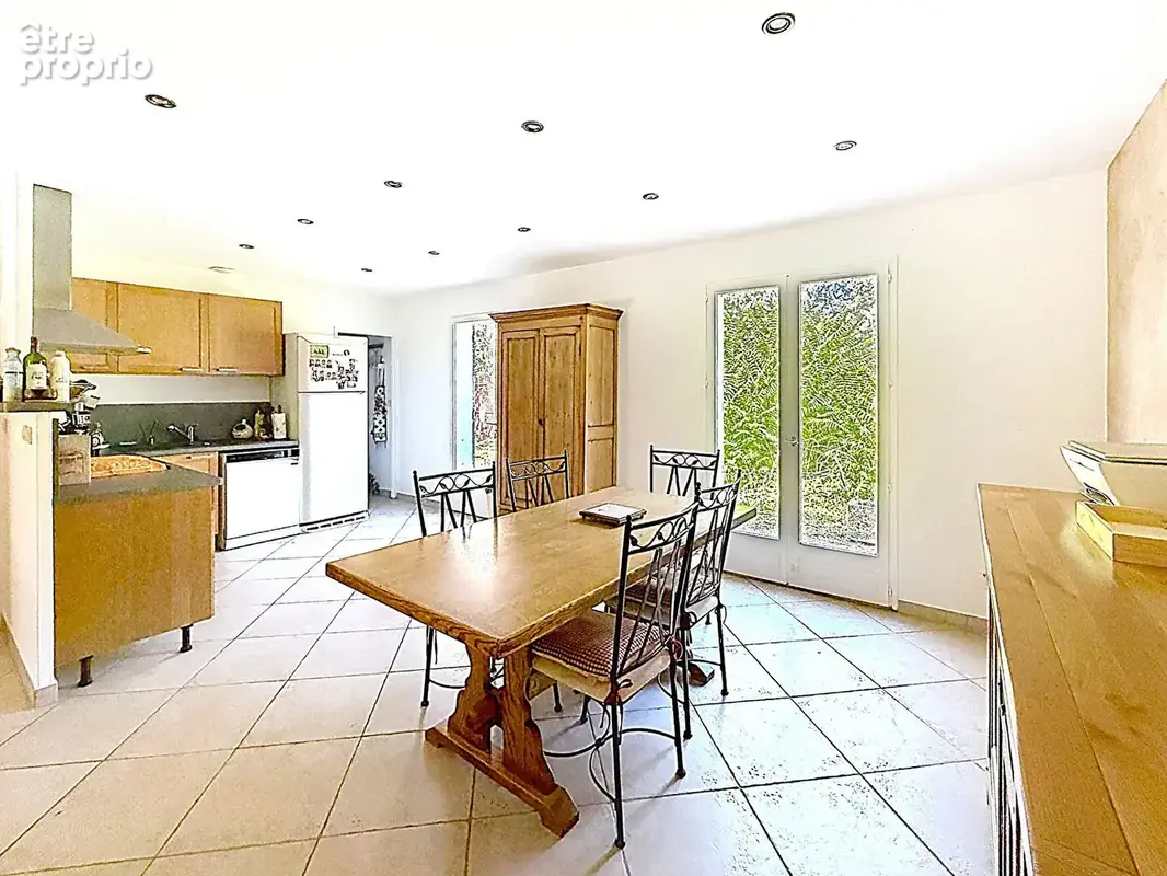 CADENET  Plain-pied, 3 chambres, piscine et terrain de 2 000 m² - photo 4