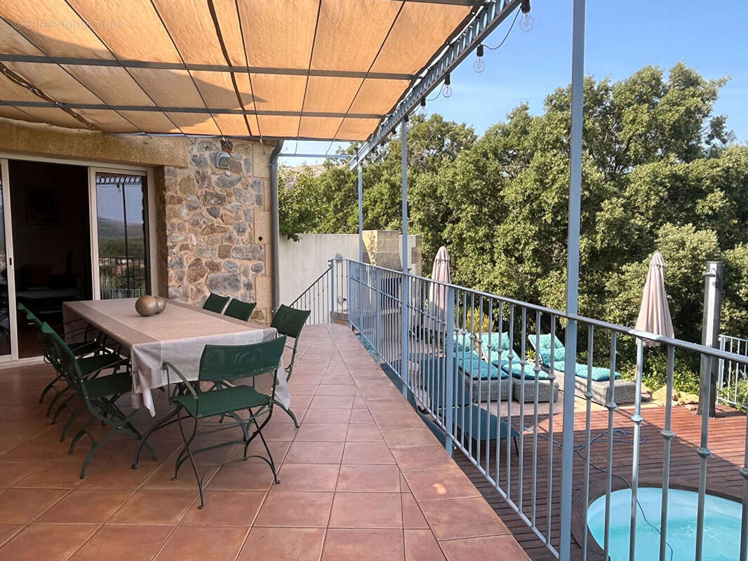 Luxueuse villa , 5 chambres avec piscine et garage, climatisation et vue panoramique exceptionnelle. - photo 17