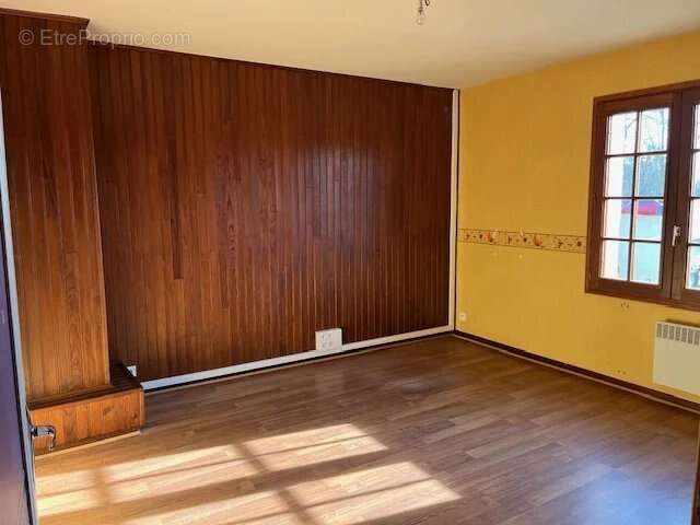 Commerce à VARENNES-VAUZELLES