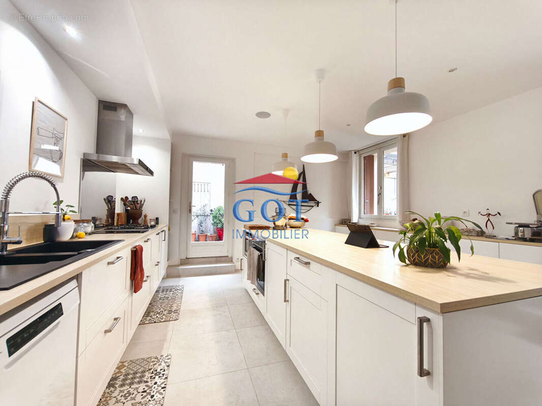 Maison à SAINT-LAURENT-DE-LA-SALANQUE