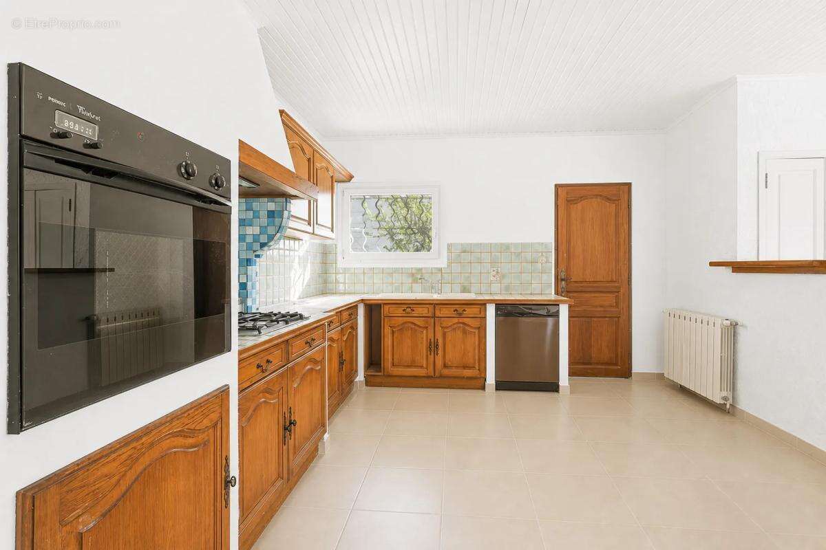 Maison à ENTRAIGUES-SUR-LA-SORGUE