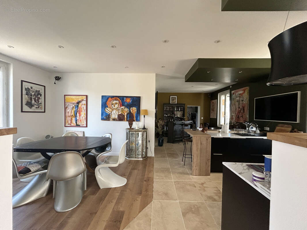 Maison rénovée, habitable de suite, garage, jardin clos avec piscine - photo 5