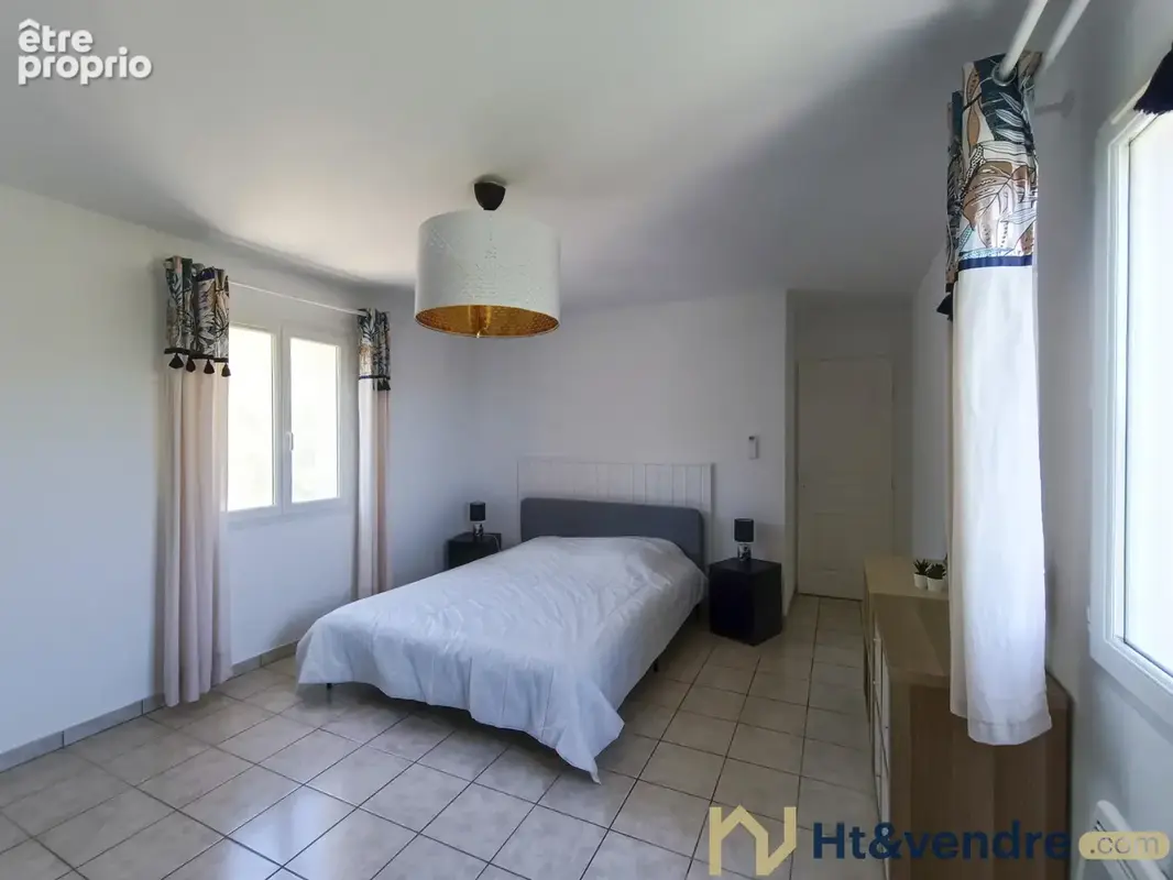 GIENS   Maison au calme, grand jardin, terrasses et vue mer - photo 9