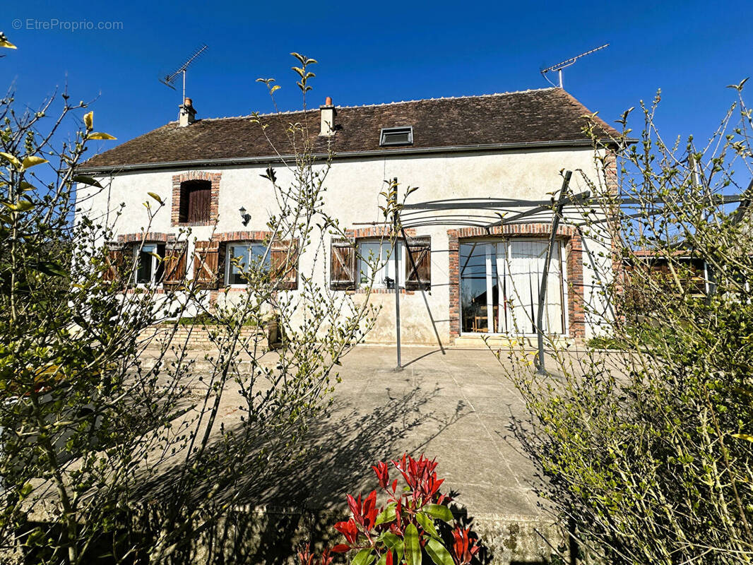 Maison à LA CELLE-SAINT-CYR