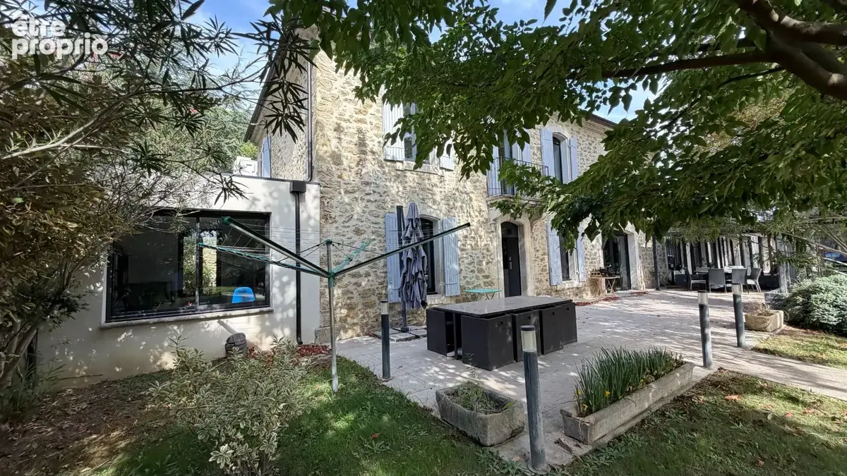 Mas de 273 m² habitable avec piscine et dépendances sur 5810 m² de jardin clos arboré. - photo 14
