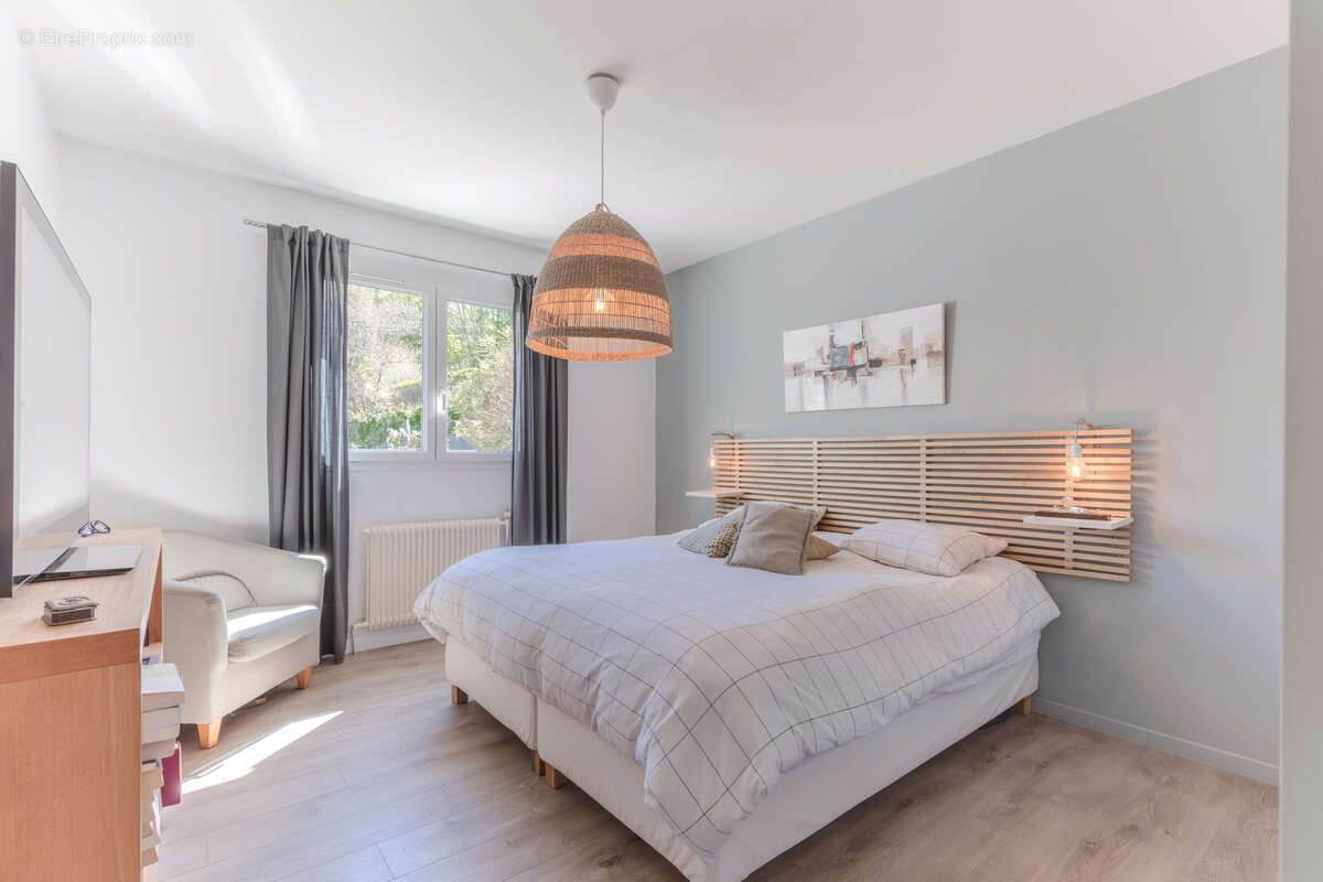 Magnifique maison de caractère développant environ 170 m2 habitables, complétés par 100 m2 de sous-sol, le tou - photo 7