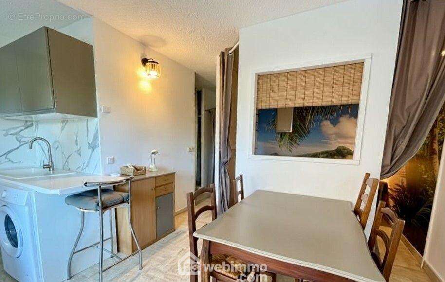 Espace repas fonctionnel et bien pensé. - Appartement à SAINTE-MAXIME