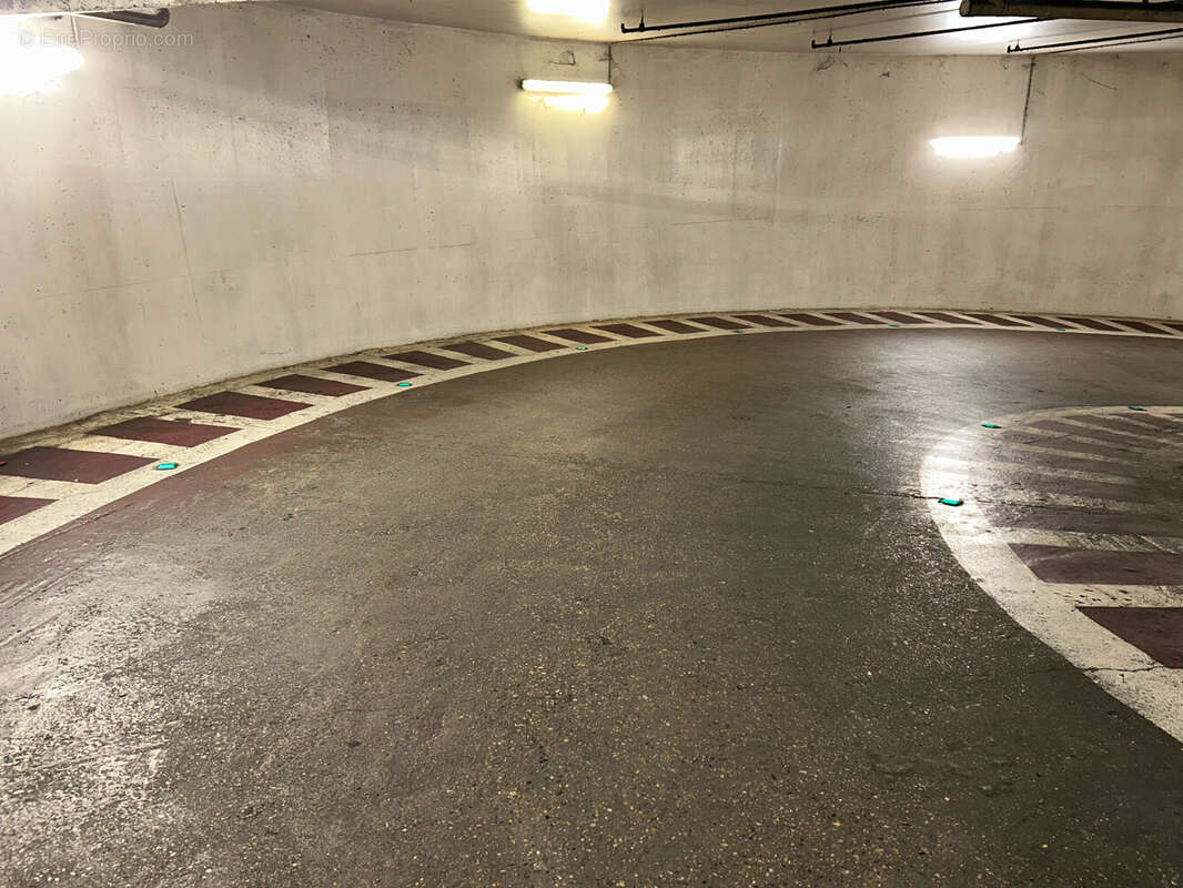 Parking à PARIS-3E