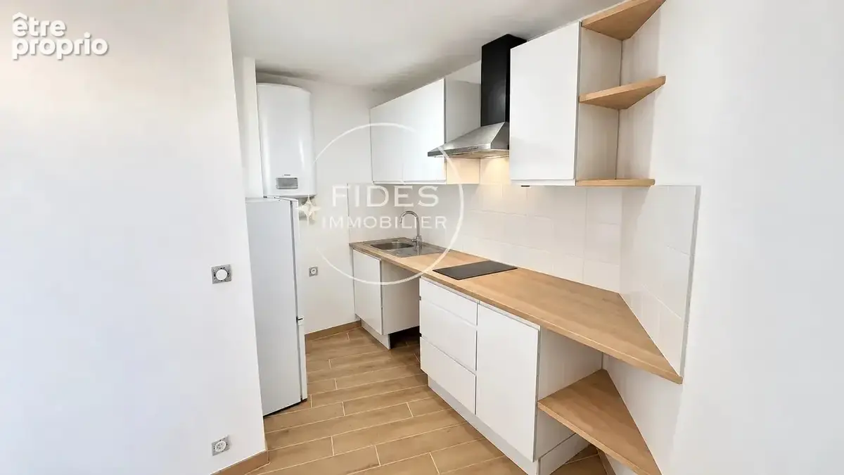 Marseille Saint-Charles — Studio rénové avec soin, balcon et climatisation, au dernier étage - photo 4
