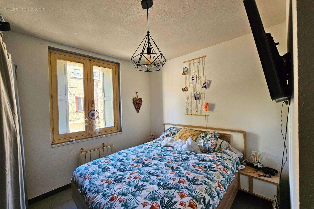 Appartement à REYNES