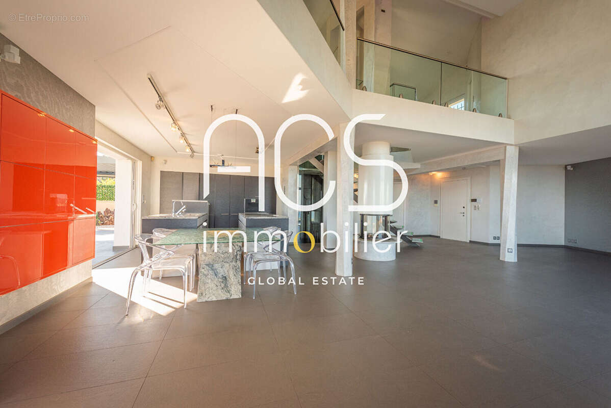 A vendre à Saint-Aygulf - Propriété avec vue mer panoramique, 200m2, piscine, studio, garage 4 voitures - photo 7