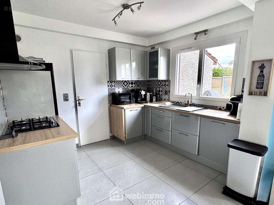 Qui nous amène directement dans cette belle cuisine ouverte - Maison à BONDOUFLE
