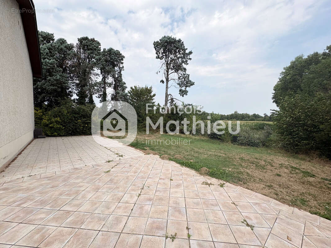 Ambérieux en Dombes : maison sus sous-sol 143m2 hab - 5 pièces + grand garage - 1 304m2 de terrain - photo 3