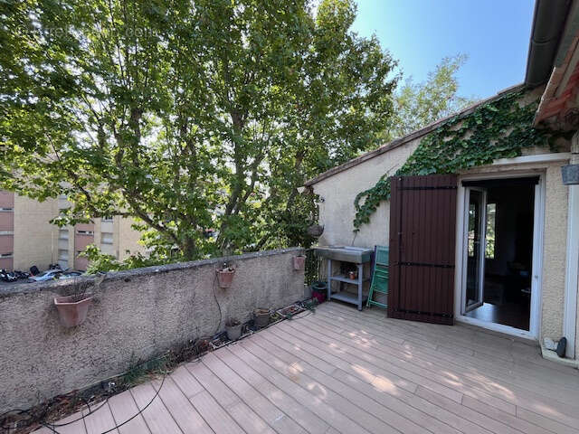 Aix en Provence, proche centre-ville appartement T3 de 78m2 avec terrasse, garage climatisation. - photo 2