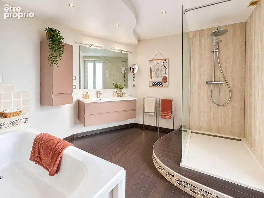 Maison de maître avec piscine et terrain arboré de 1 600 m² - photo 13