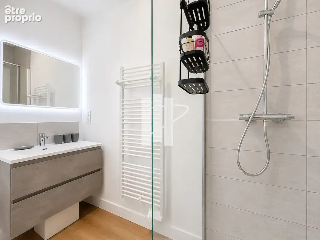 Superbe villa rénovée à Saint-Raphaël   208 m2, vue mer, suites, piscine et prestations d’exception - photo 17