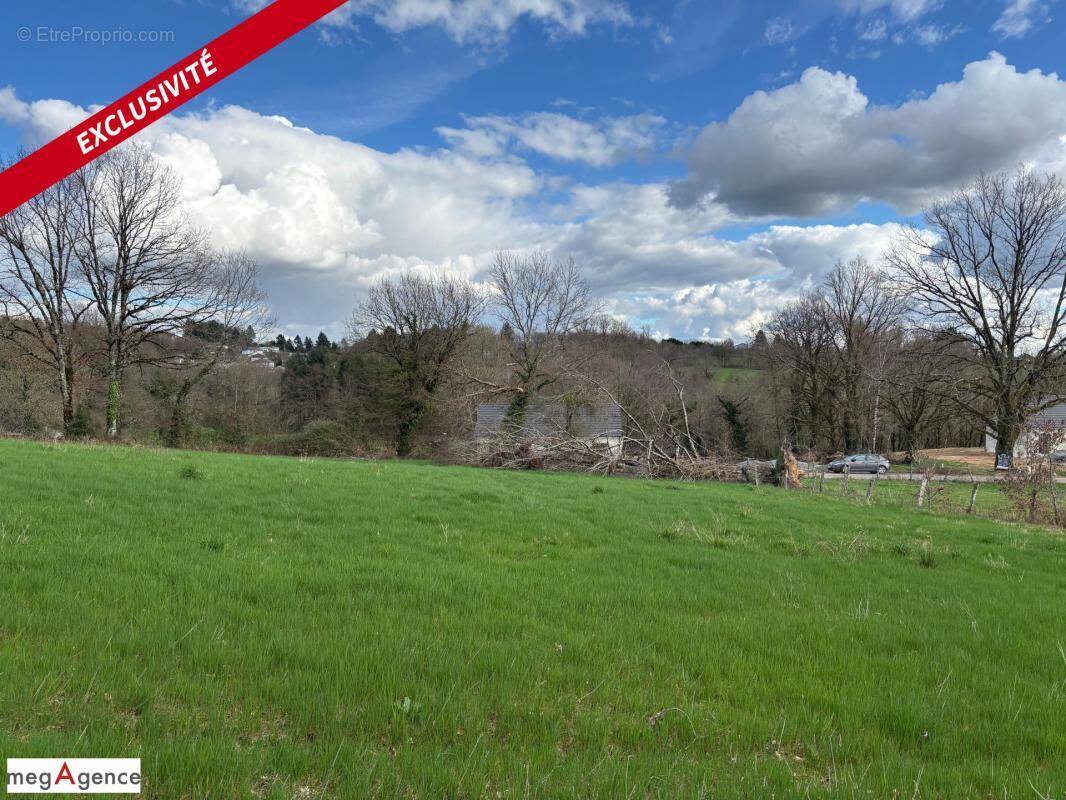 Terrain à SAINT-GERMAIN-LES-VERGNES