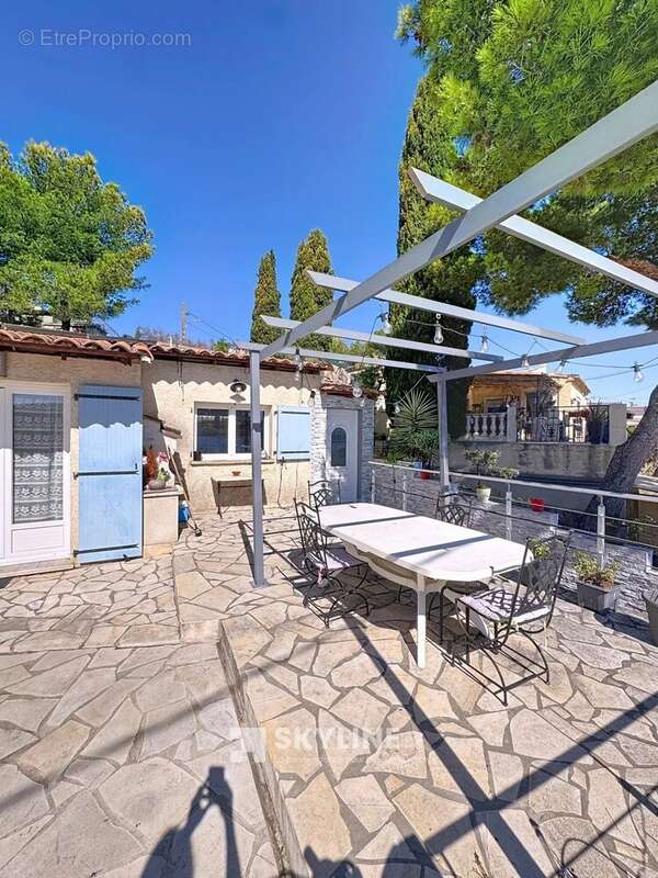 Maison à SAINT-MITRE-LES-REMPARTS