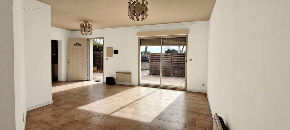 Maison à JONQUIERES-SAINT-VINCENT