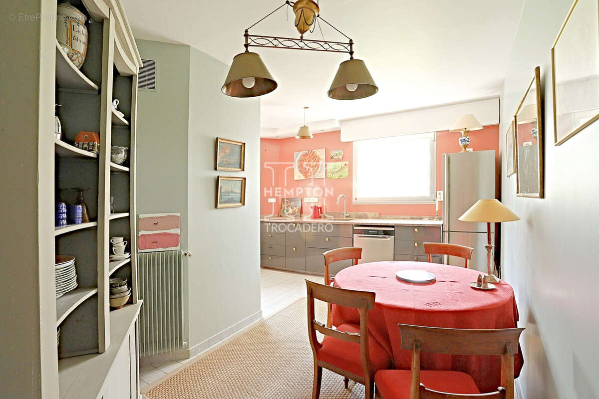 Appartement à PARIS-16E