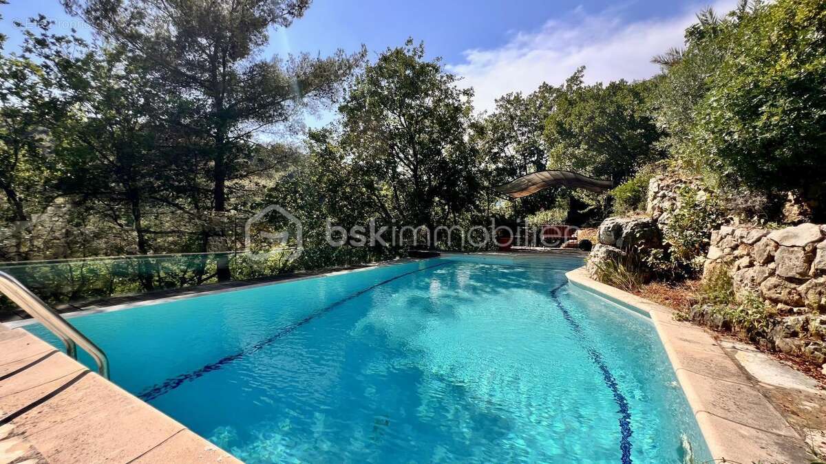 VENCE – Quartier résidentiel très recherché de l'Ara – Élégante villa familiale avec piscine, ascenseur et fort potentiel de div - photo 24