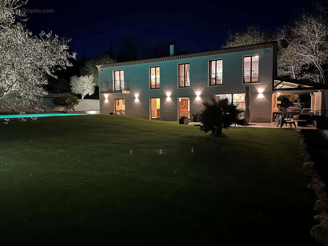 Maison à CHATEAUNEUF-GRASSE