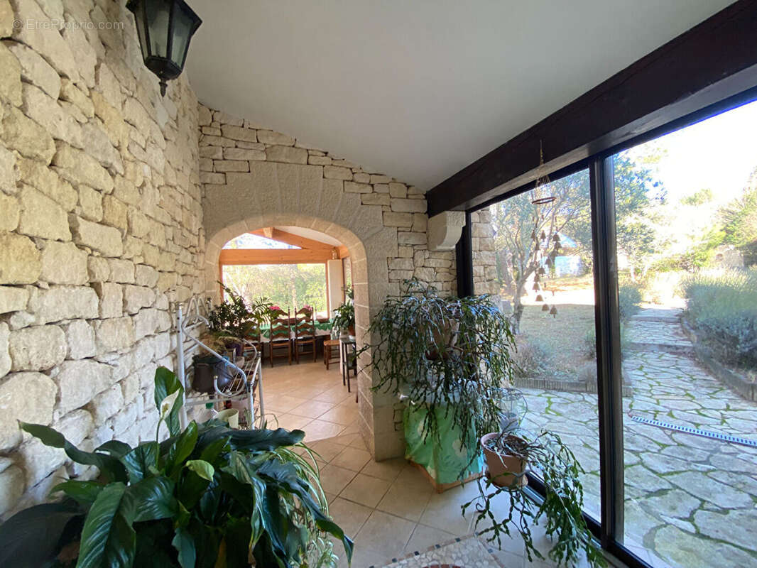 Maison type mas provençal, piscine, terrain 3300 m² - photo 7