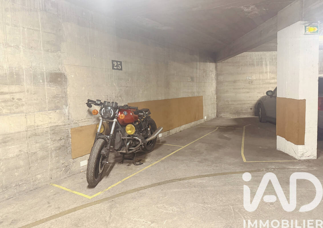 Photo 1 - Parking à PARIS-15E