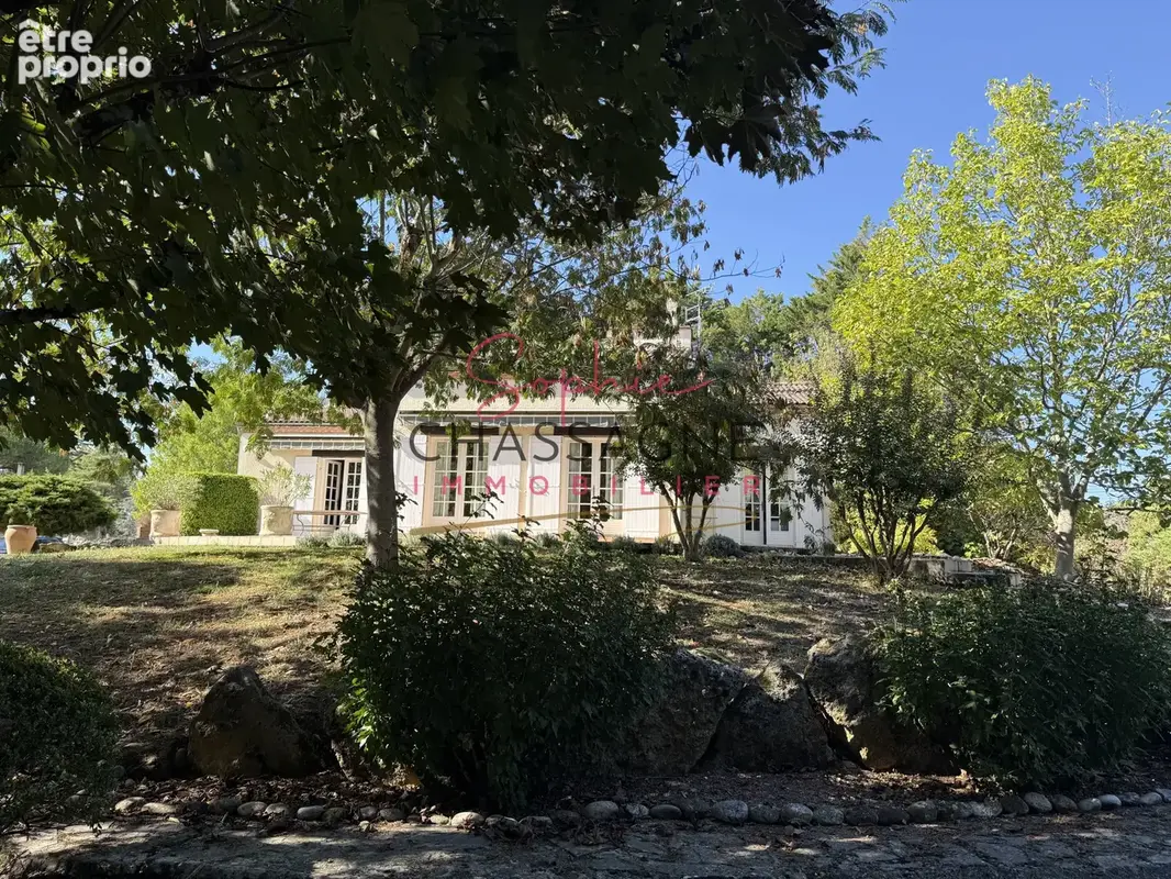 À Grézillac, maison de 145 m2 élevée sur sous-sol, implantée sur un terrain clos de 2 826 m2. - photo 2