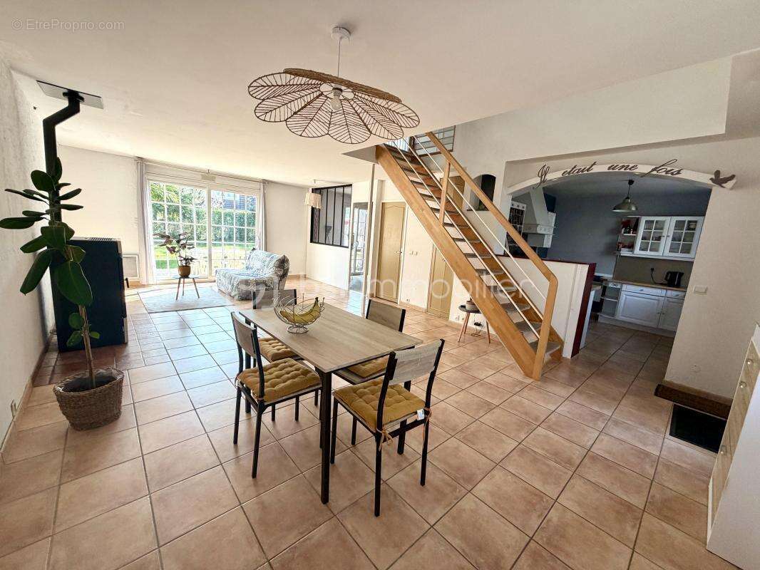 Maison à SAVIGNY-LE-TEMPLE