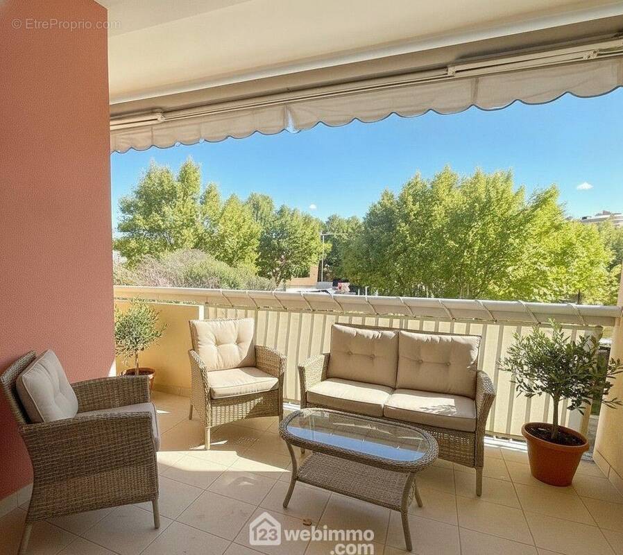 Belle terrasse couverte, idéale pour profiter des repas en extérieur dans un environnement verdoyant. - Appartement à SAINTE-MAXIME