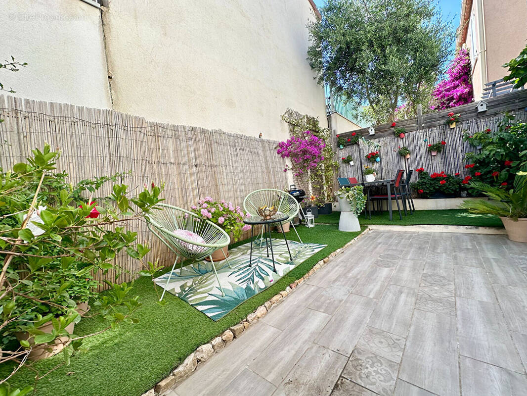Appartement à LE REVEST-LES-EAUX