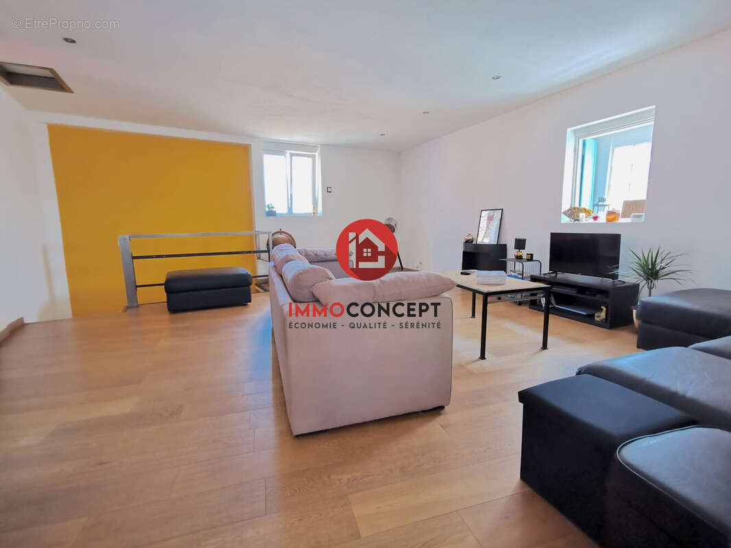 Maison à LAUDUN-L&#039;ARDOISE