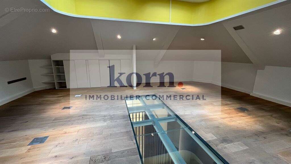 Commerce à PARIS-8E