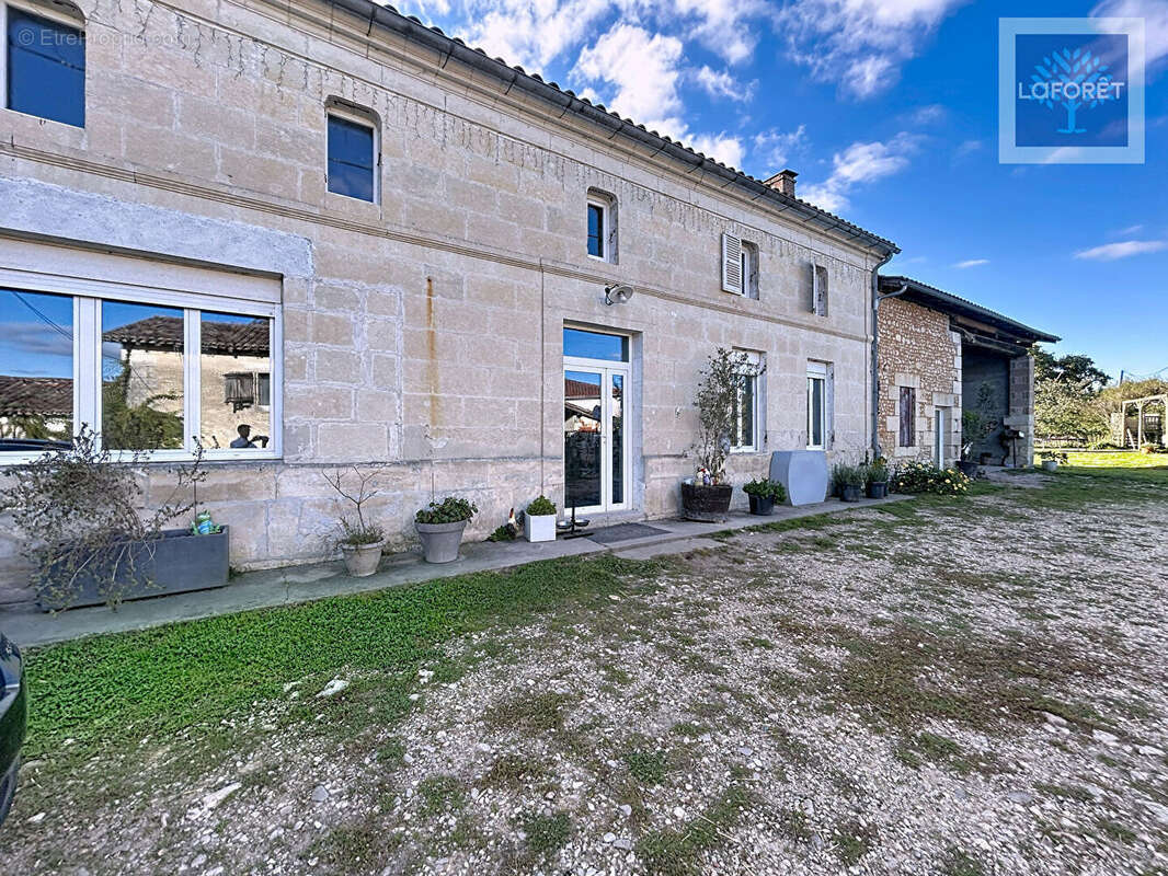 Maison à BUSSAC-FORET